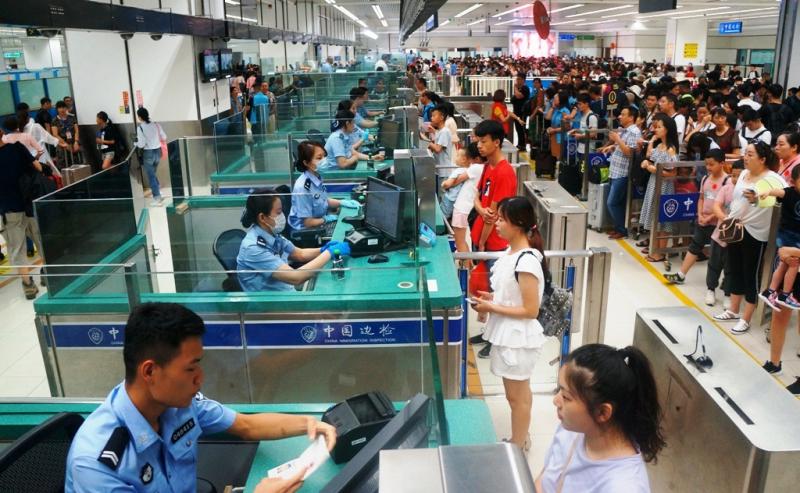 粤港澳学生“大串门”搅热深圳口岸