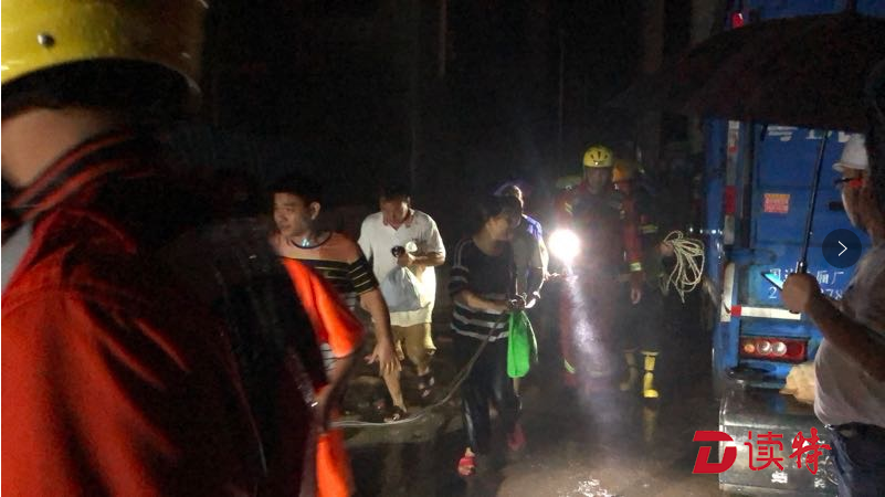龙岗区富民市场桥下有人深夜被困！公安出动救出92人