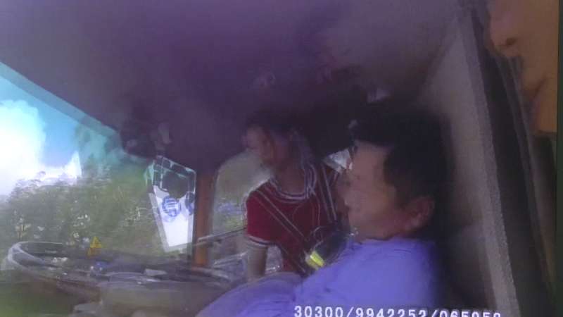 公交车司机突然手捂胸口倒下！所幸昏迷前没忘这个动作……