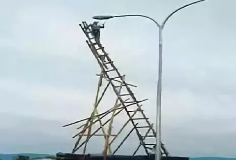 爬梯不当也能要人命？！保洁员爬梯准备作业，不料坠地身亡......