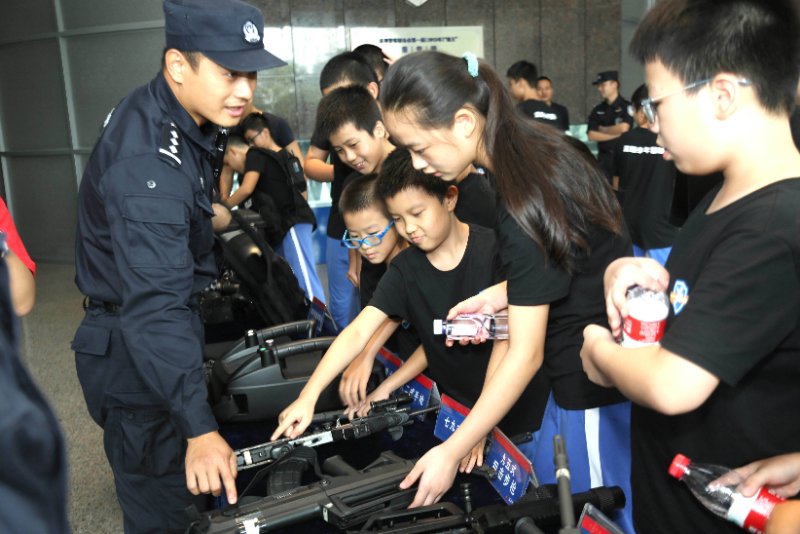 走进警营，小小少年过了一回“警察”瘾