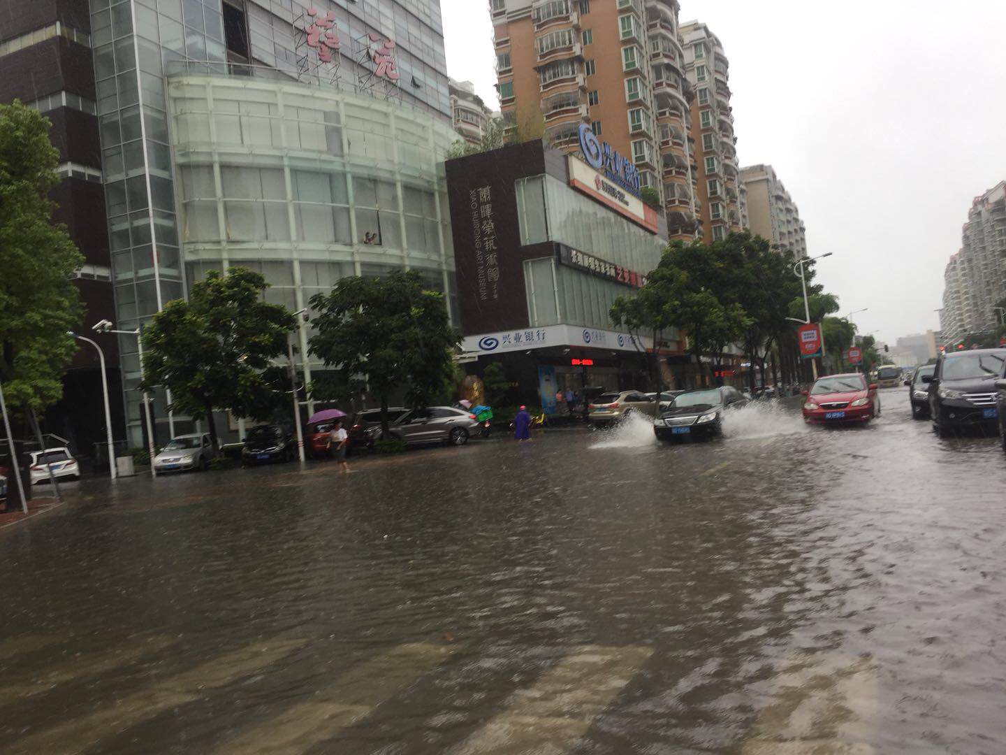 汕头持续暴雨严重内涝，现275毫米降雨量 冲锋舟出动救灾