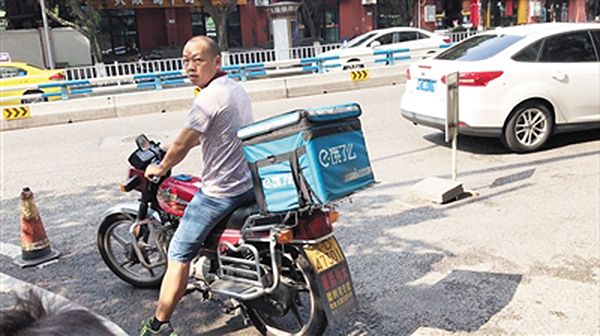 被平台封号两百多年 只因配送费低外卖骑手罢送 