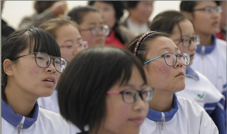 中国青少年近视率居世界第一 手机该不该禁入校园?