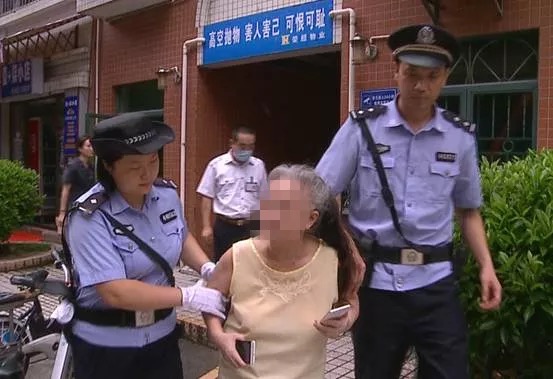 占房欠租还“倒打一耙” 六旬“老赖”携家属被强制搬迁