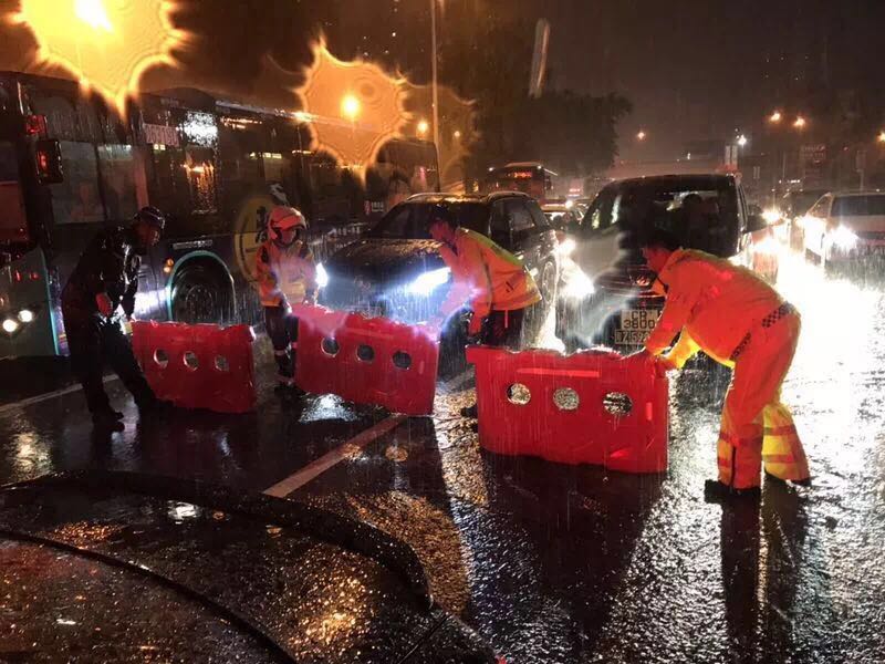 交警“小黄人”通宵在线抗暴雨 车牌丢了要记得补！
