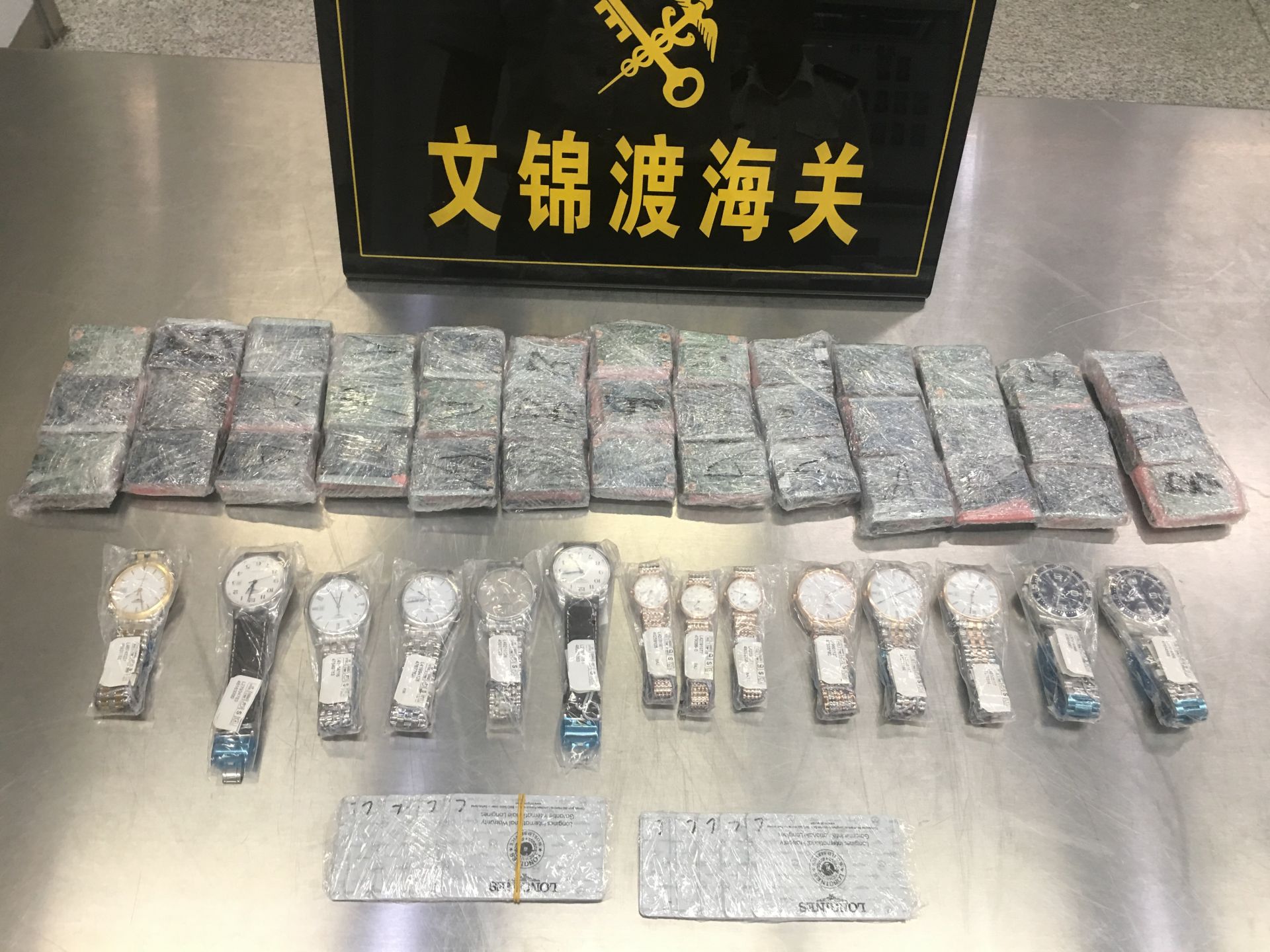 10岁女孩身上藏了20万元走私货！背后元凶竟是她亲妈