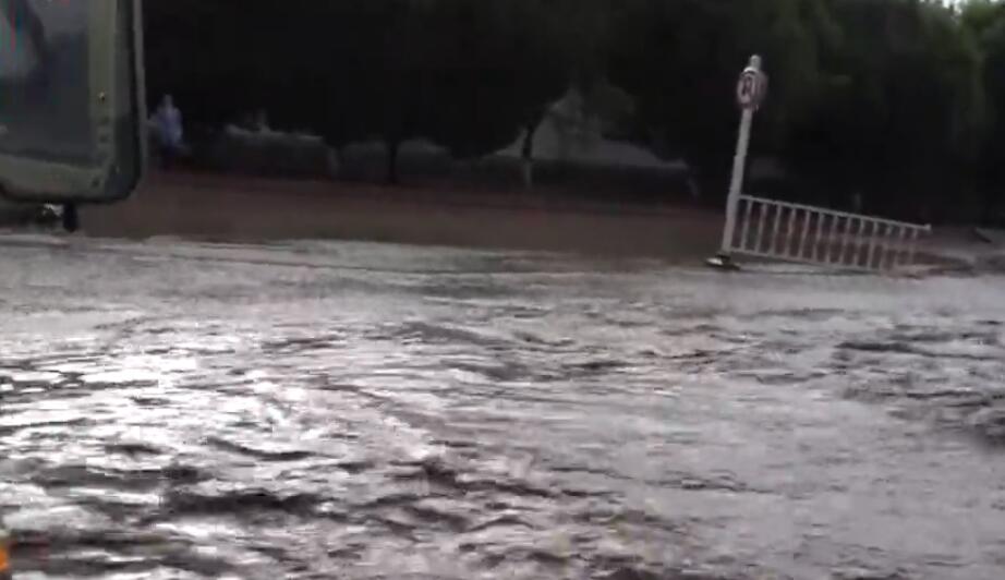 新疆哈密特大暴雨引发洪水 致20人遇难8人失踪