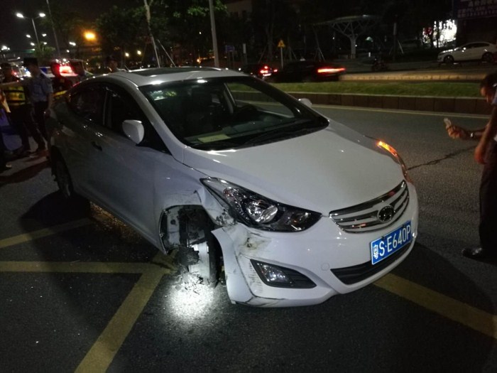 醉驾司机强行冲卡 加速逃跑撞击警车
