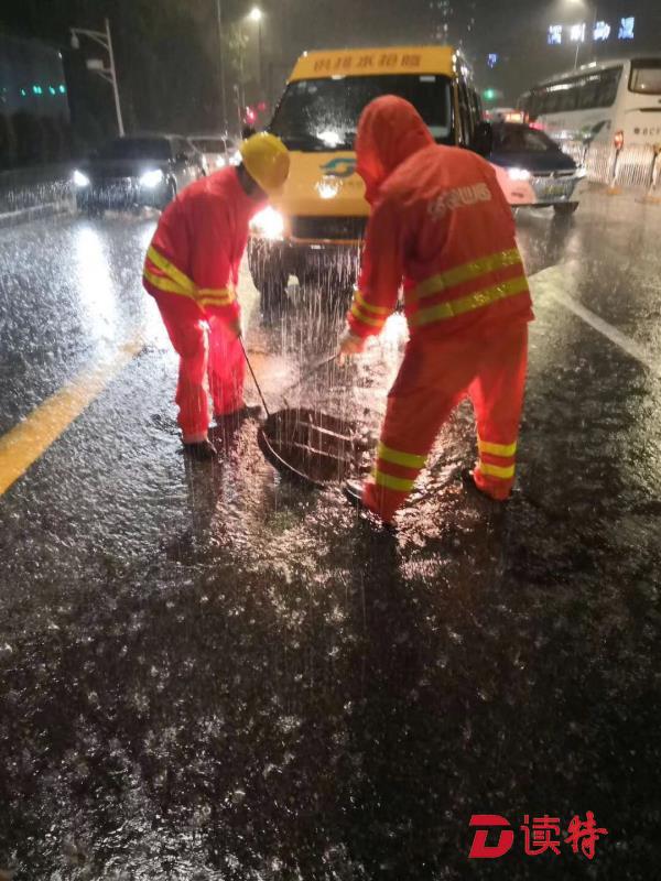 这些“橙衣人”彻夜坚守，全力抗击特大暴雨