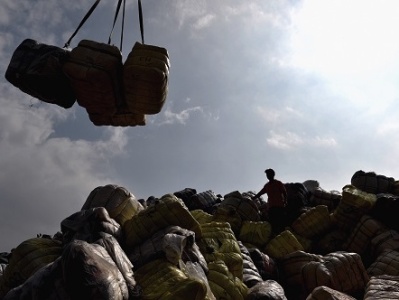 中国洋垃圾禁令让废品价格暴跌 美媒:颠覆整个行业