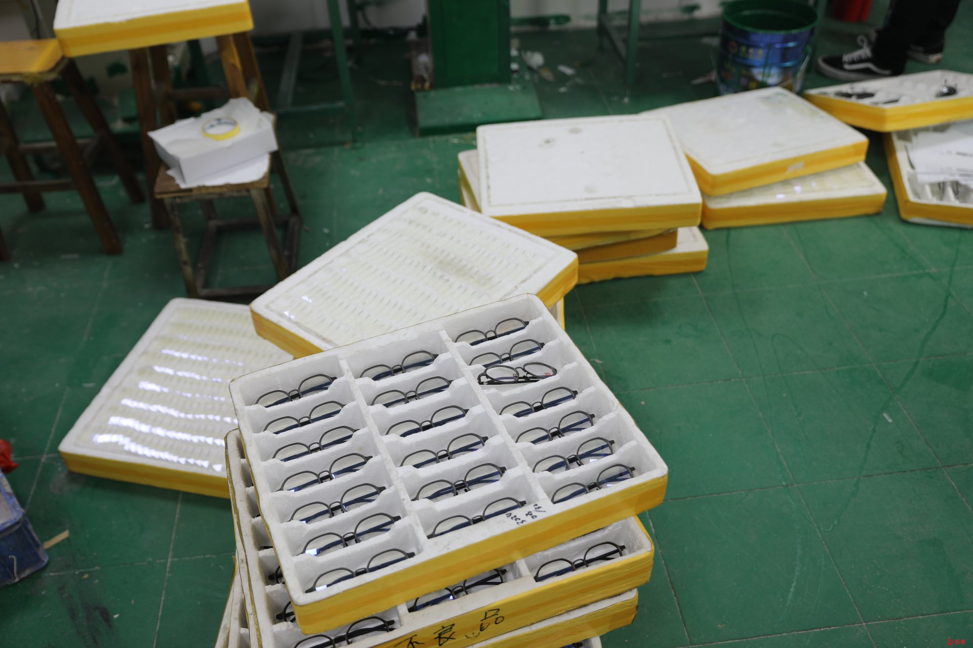冒牌眼镜涉案7000余万，南山警方捣毁窝点拘留27人