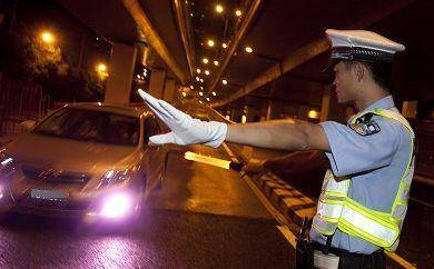 为躲避查酒驾宝马男跳进河里:你们快下班 我要静一静