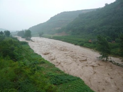甘肃白银强降雨引发山洪多辆车被冲入黄河，已造成8人死亡