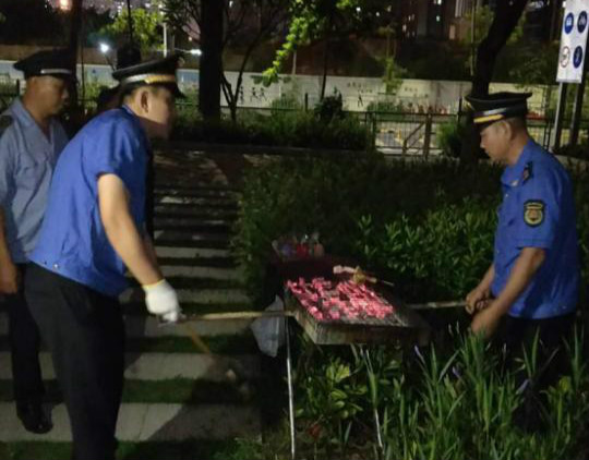 新安打响蓝天保卫战 “铁腕”整治中心区露天烧烤