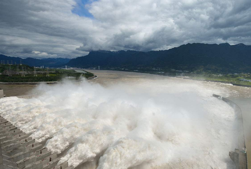 直播 | 深圳连续两日局地特大暴雨，三洲田水库开始泄洪