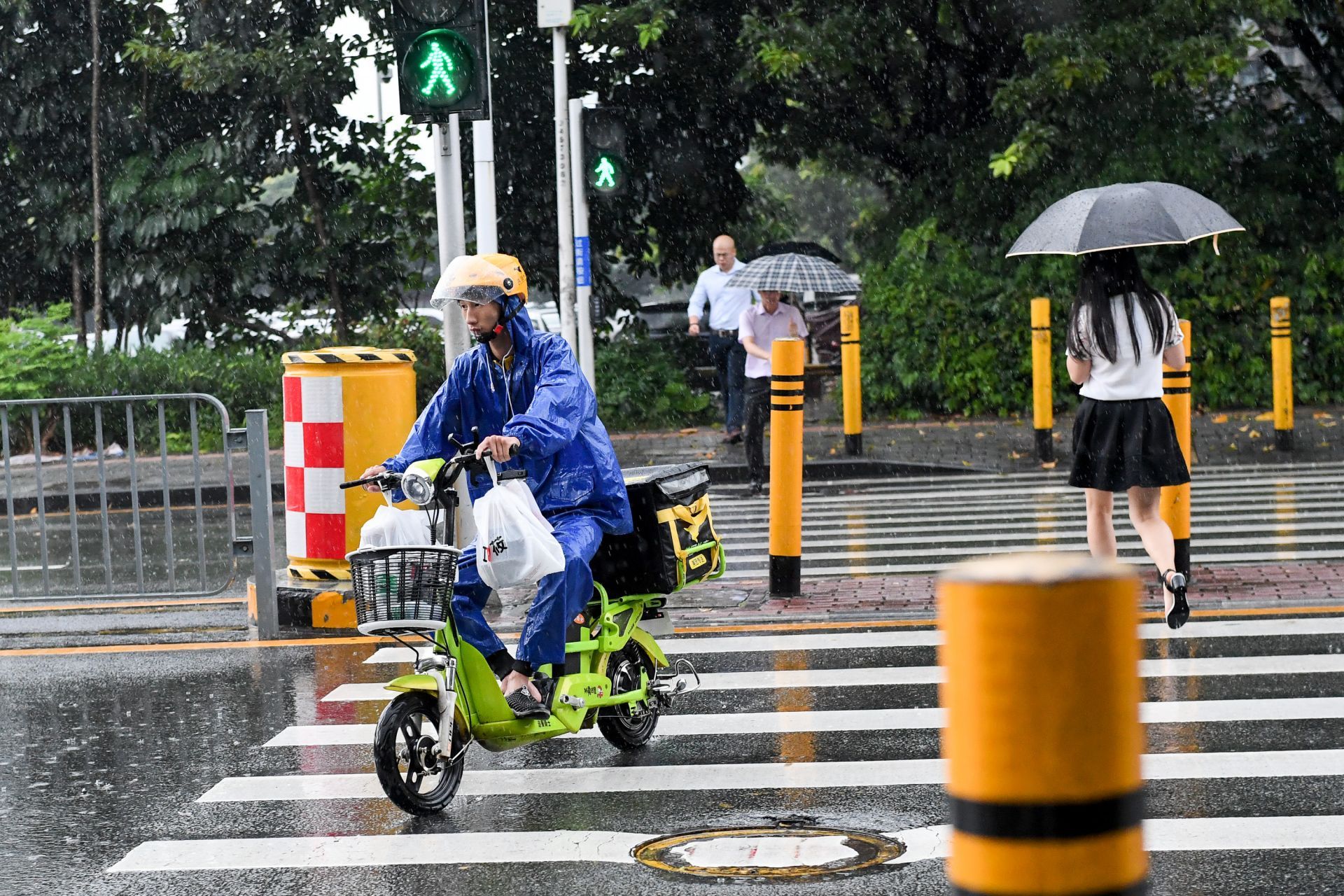 深圳遭遇强降雨 多条道路积水严重