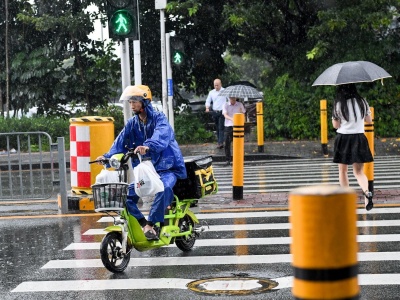 深圳遭遇强降雨 多条道路积水严重