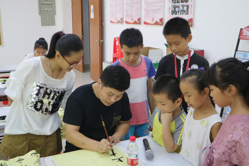 “古色古香”弘扬中华文化 航城街道传统书法培训吸引孩子