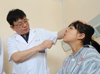 “三鼻孔”女孩16年来靠嘴呼吸，医生为其完成矫形手术