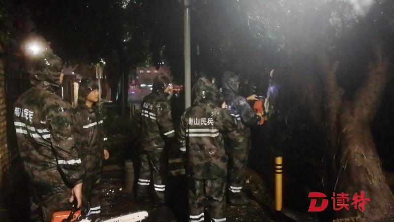 深夜闪动“迷彩绿”！深圳警备区组织部队昼夜抗击“山竹”