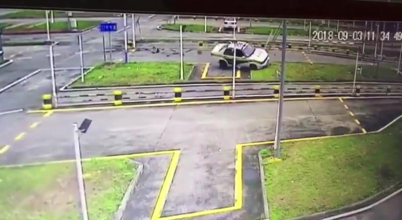 驾驶证考试学员油门当刹车 挂了科还要对物损进行赔偿