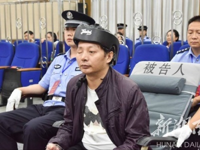 湖南民警陈建湘涉枪杀2人受审:被抓前自杀致伤,戴头盔出庭