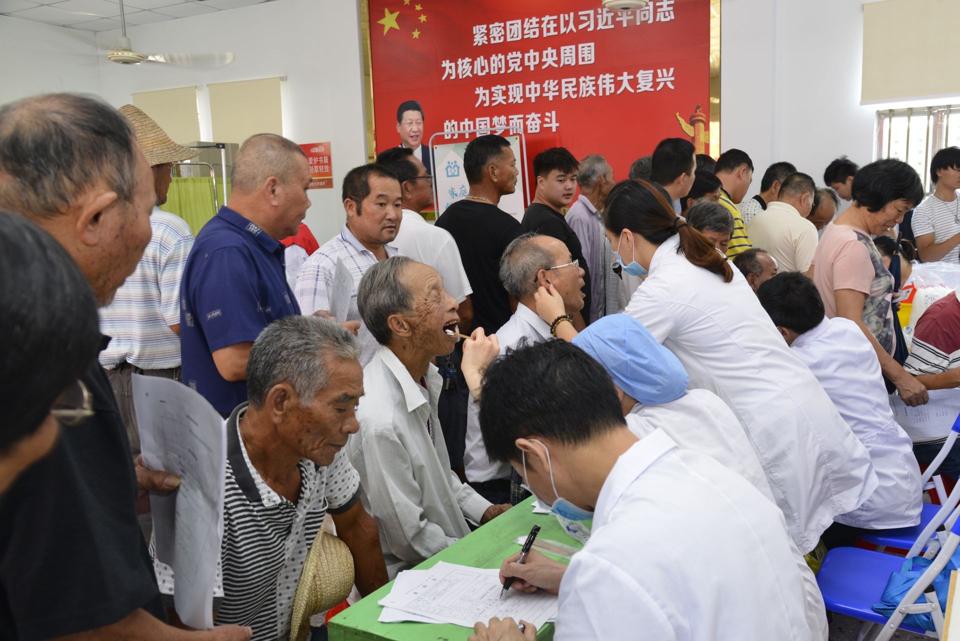 免费义诊！龙岗的体检大巴直接开进这个村里，暖心！
