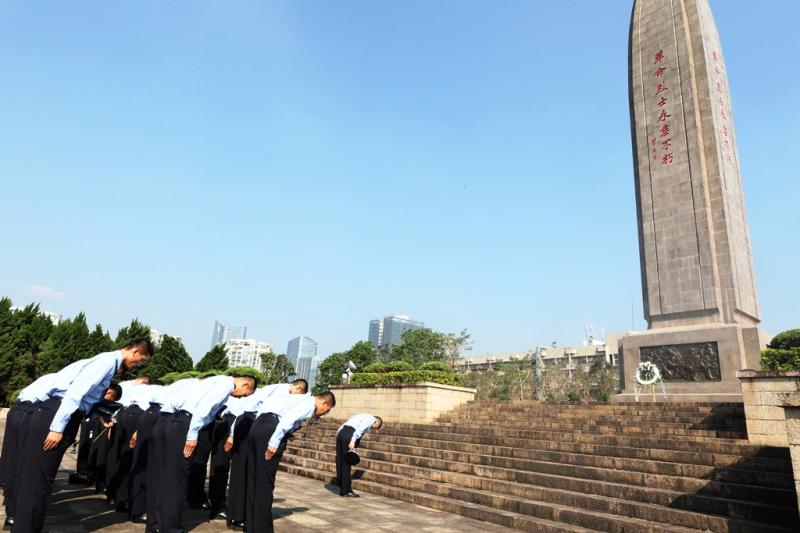 皇岗边检站组织青年民警开展烈士纪念日活动