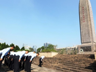 皇岗边检站组织青年民警开展烈士纪念日活动