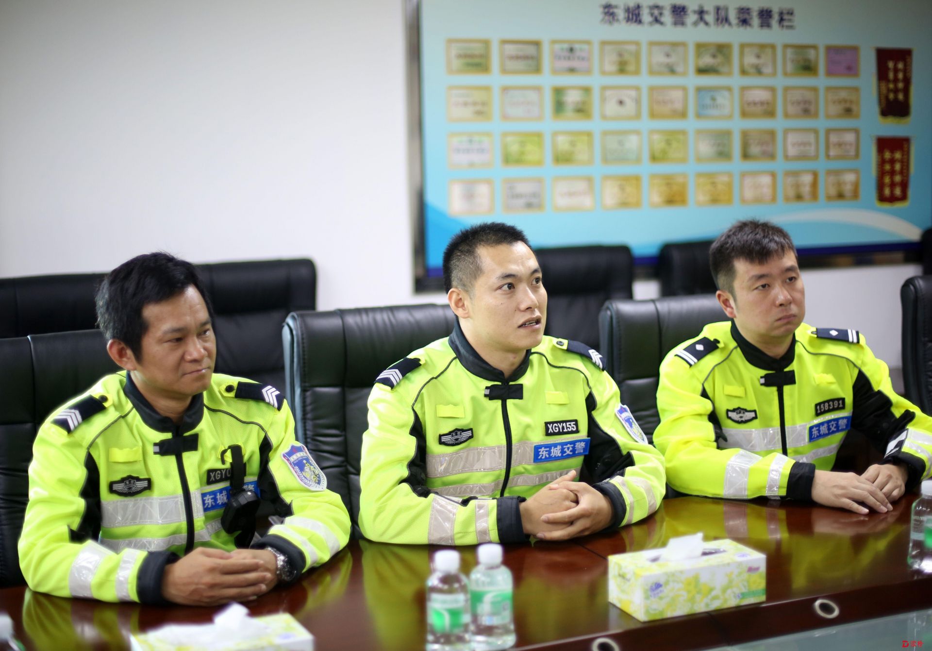台风天顶风冒雨清路障 东莞网红“逆风者”获10万点赞   