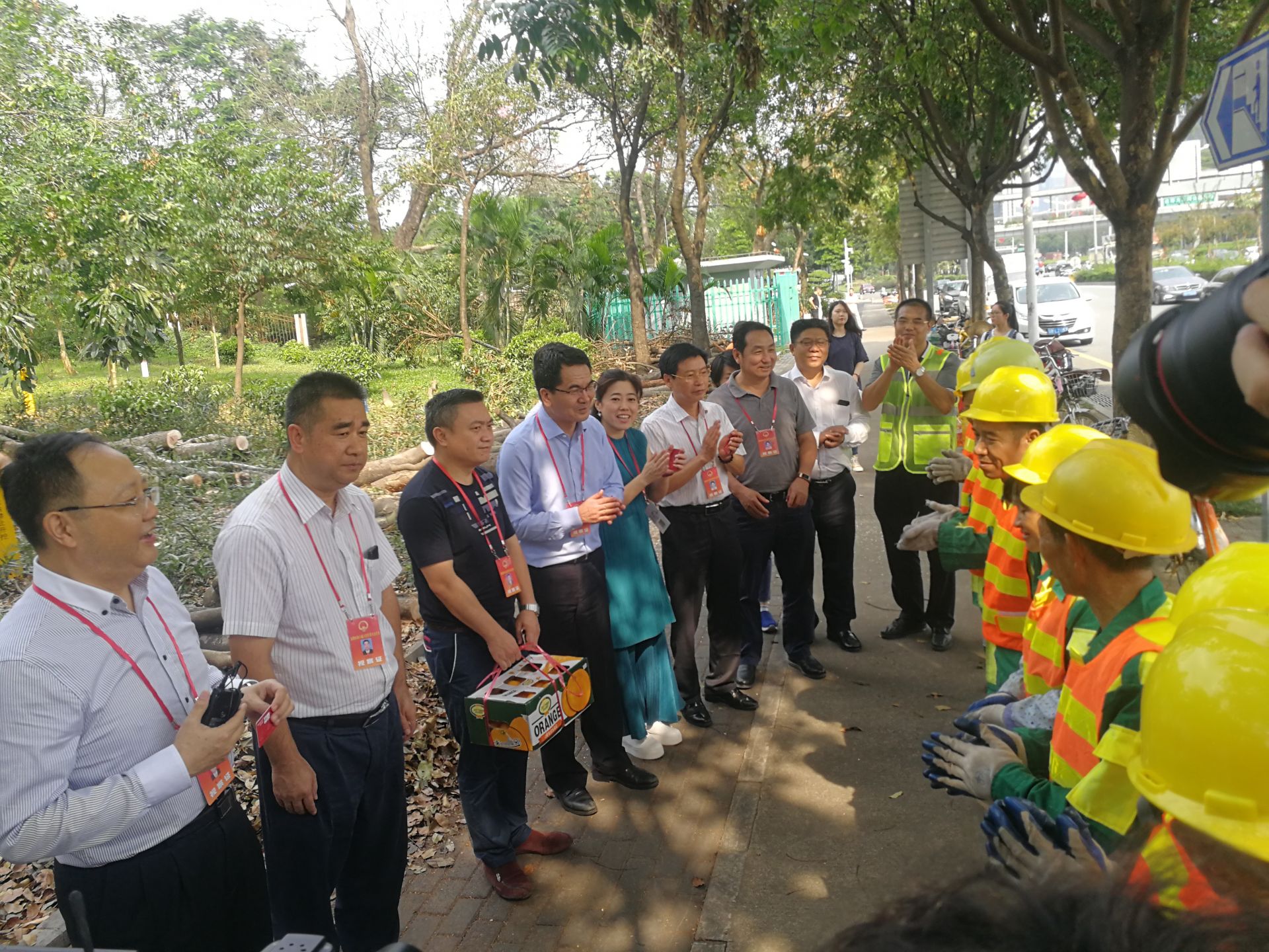 市人大代表慰问一线作业人员 呼吁各界关爱“城市美容师”