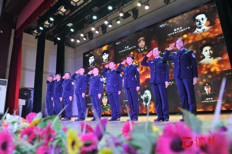 警察给他们读书信！这个文化艺术节很特别
