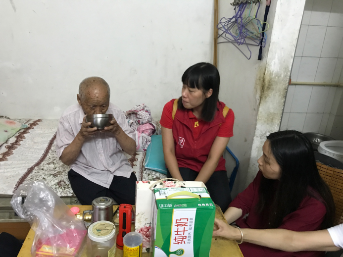 燕罗街道开展中秋节慰问志愿者活动