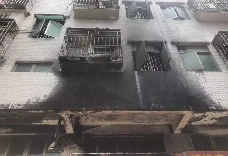 凌晨，深圳一电器维修铺起火，屋内6人被困......