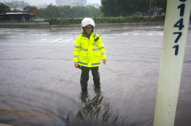 英雄！深圳一线交警艾力军抗台风登上央视新闻联播