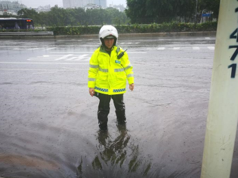 英雄！深圳一线交警艾力军抗台风登上央视新闻联播