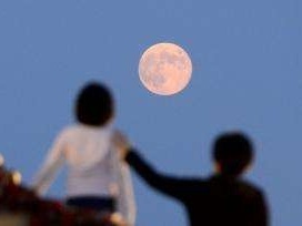 今年中秋节，月亮是十五圆还是十六圆？