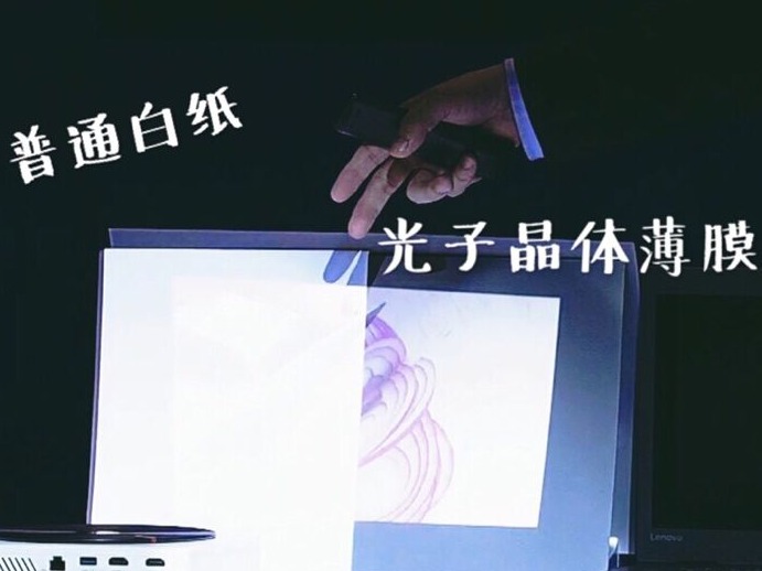谁说投影必须关灯？强光照样影院级，只因这块屏！