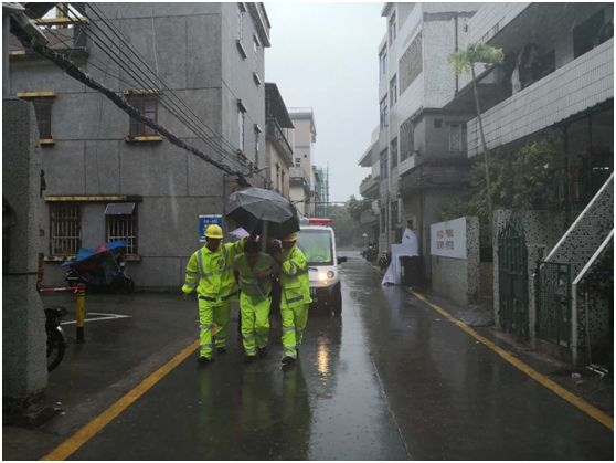 福永网格员抗击超强台风 顶风冒雨坚守巡查第一线