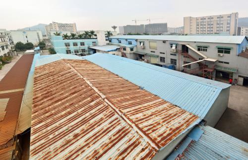 燕罗街道拆除违法铁皮棚500平方米