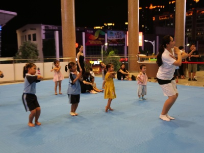 热心公益，前国家艺术体操队员在东莞教孩子学体操