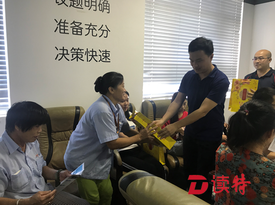 航城开展中秋“送温暖”活动   为980名来深建设者送去月饼 