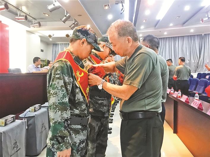 动人！罗湖东晓街道新兵欢送 12位老兵为新兵戴上大红花