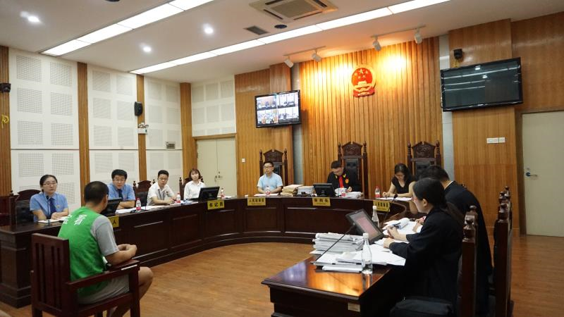 龙华法院公开开庭审理首起“涉黑”刑事案件