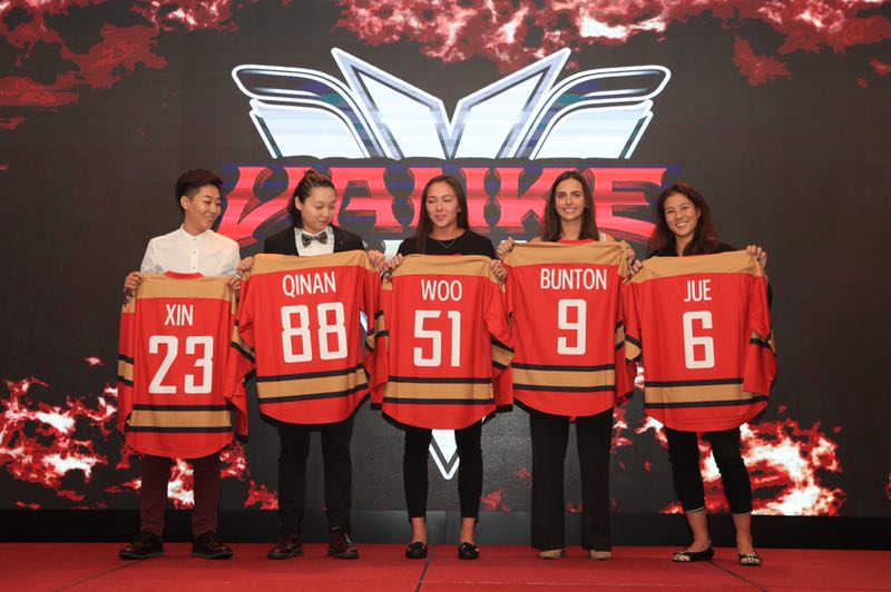 深圳女冰代表中国再战CWHL “冰球大帝”现场打气