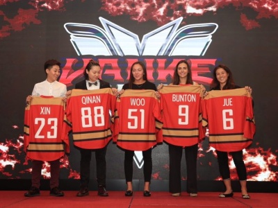 深圳女冰代表中国再战CWHL “冰球大帝”现场打气