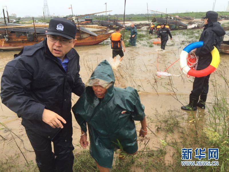 风雨中有人替你负重前行 致敬风暴中的“逆行者”！
