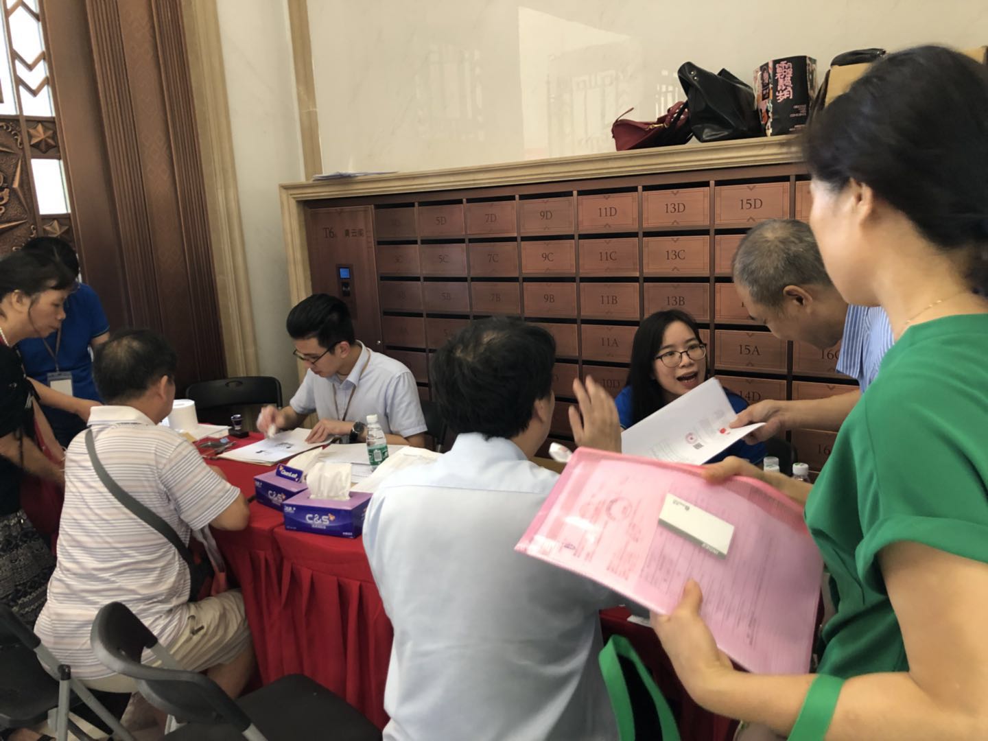 鹿丹村整体改造圆满收官 千户回迁业主家门口申办产权证