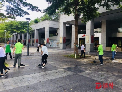 台风过后，他们用三小时恢复中心书城西广场整洁原貌